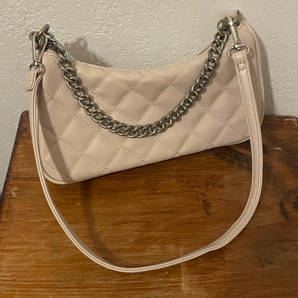 Small beige shoulder purse with chain